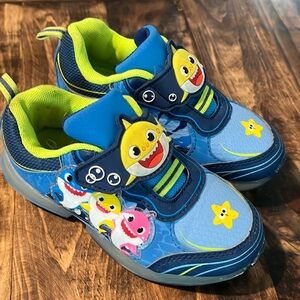 Size 10 toddler/little kid baby shark light up tennis shoes EUC